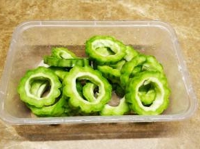 备料：苦瓜去掉瓜瓤