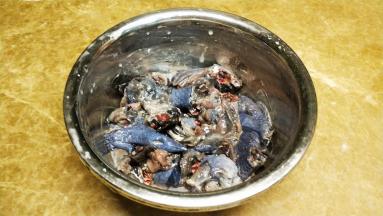 乌鸡斩件，能去鸡皮的都去掉，放入盐、淀粉腌20分钟