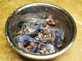 乌鸡斩件，能去鸡皮的都去掉，放入盐、淀粉腌20分钟