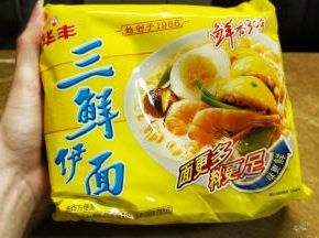 去广油鸡吃鸡锅，华丰即食面是标配(•̀⌄•́)