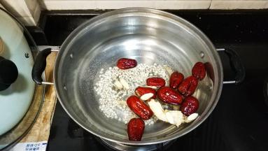 锅里放满足量的水，水开后先放入薏米、红枣、当归