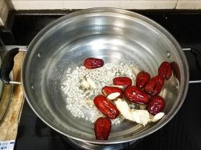 锅里放满足量的水，水开后先放入薏米、红枣、当归