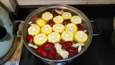 十分钟后放入玉米、胡萝卜