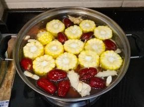 十分钟后放入玉米、胡萝卜