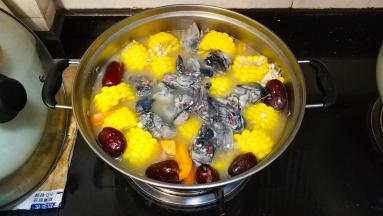 放入乌鸡转中火继煮五分钟