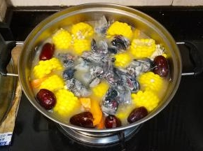 放入乌鸡转中火继煮五分钟