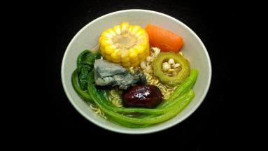 华丰捏碎放入碗中，倒入适量汤泡软，我能吃三碗(๑‾ ꇴ ‾๑)