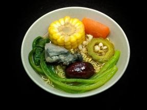 华丰捏碎放入碗中，倒入适量汤泡软，我能吃三碗(๑‾ ꇴ ‾๑)