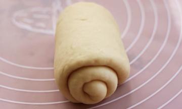 从上往下卷好面团