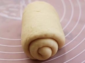 从上往下卷好面团