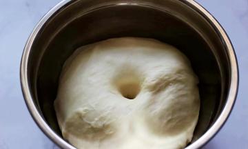 手沾面粉插入面团，不塌陷不回缩就可以了