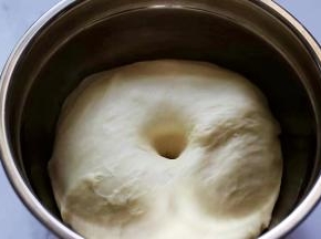 手沾面粉插入面团，不塌陷不回缩就可以了