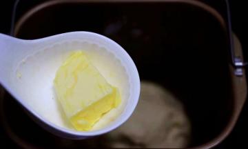 加入黄油，继续一个揉面过程