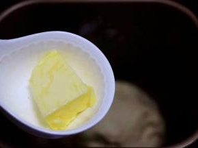 加入黄油，继续一个揉面过程
