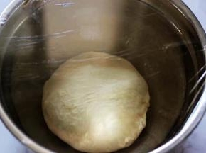 将面团取出，搓圆放入盆内，盖上保鲜膜进行醒发