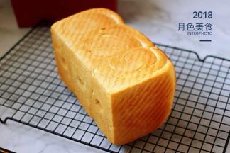 出炉马上把吐司脱模，放晾架上放至手温后密封保存起来就可以了