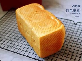 出炉马上把吐司脱模，放晾架上放至手温后密封保存起来就可以了