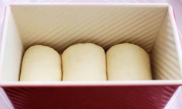 把做好的面团，放入吐司模内