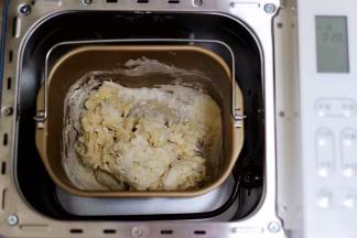 开始启动面包机，面包机和面20分钟后