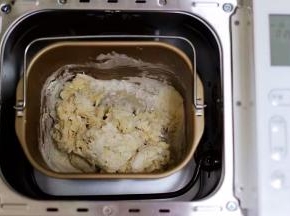 开始启动面包机，面包机和面20分钟后