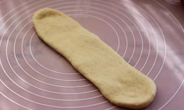 再次用擀面杖上下擀成牛舌状