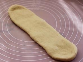 再次用擀面杖上下擀成牛舌状