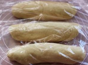 上下用擀面杖擀成椭圆型，从上往下卷，再静置15分钟后