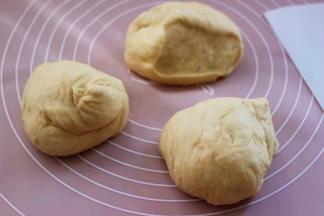 面团取出轻压排气，平均分成三份