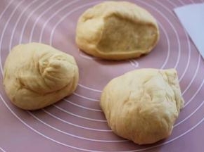 面团取出轻压排气，平均分成三份