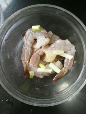 虾里放适量胡椒粉、料酒、盐和葱白，搅拌均匀后腌15分钟。