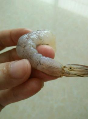 鲜虾切去虾头，剥掉虾壳，留后面一节不剥，再用牙签挑去虾肠和虾线。