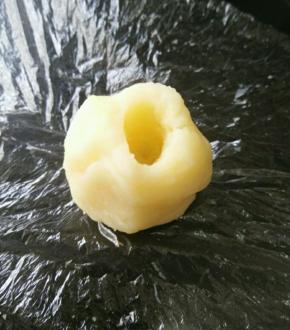 土豆蒸熟晾凉后，用料理机打到细腻。拿一块保鲜袋垫在下面，然后取适量土豆泥，在中间搓个洞。