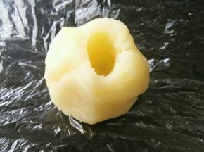 土豆蒸熟晾凉后，用料理机打到细腻。拿一块保鲜袋垫在下面，然后取适量土豆泥，在中间搓个洞。