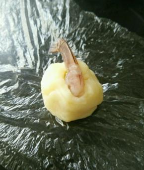 把虾仁塞进去，不要穿到底部。