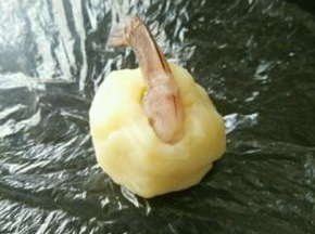 把虾仁塞进去，不要穿到底部。