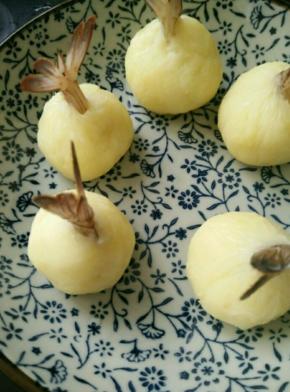 然后把保鲜袋包起来，稍微捏紧。