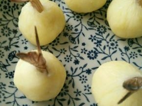 然后把保鲜袋包起来，稍微捏紧。