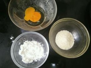准备好鸡蛋、淀粉和面包糠。