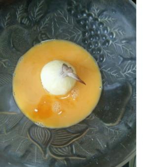 先把做好的虾球放到蛋液里，滚一圈。