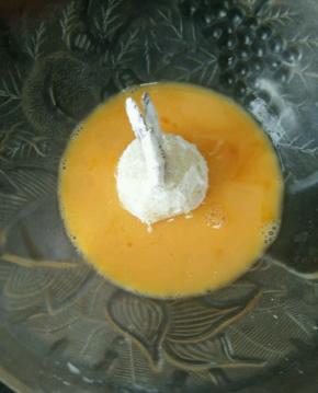 再重新放到蛋液里，滚一圈。