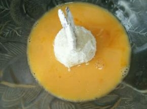 再重新放到蛋液里，滚一圈。