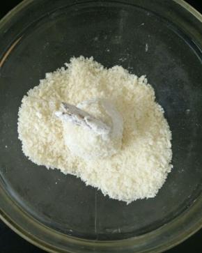 最后放入面包糠里，沾满。