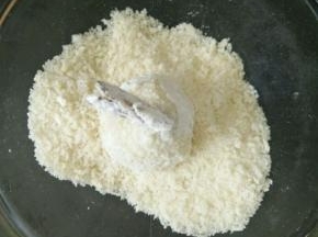 最后放入面包糠里，沾满。