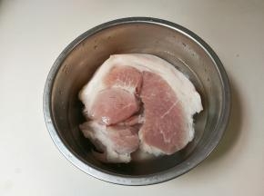 猪后腿肉洗净，放清水浸泡十分钟，来做以下准备工作