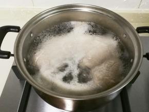 将猪肉和冷水一起烧开撇去浮沫，继续小火烧两分钟焖十分钟