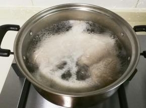 将猪肉和冷水一起烧开撇去浮沫，继续小火烧两分钟焖十分钟