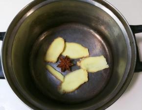 姜片，八角放入小锅