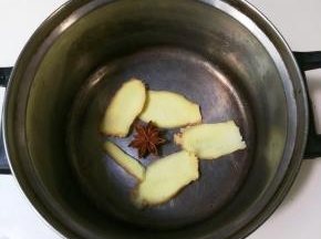 姜片，八角放入小锅