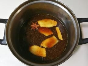 放入一大勺生抽，两大勺料酒