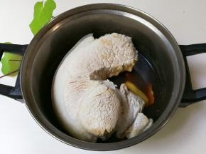 放入猪肉烧开
